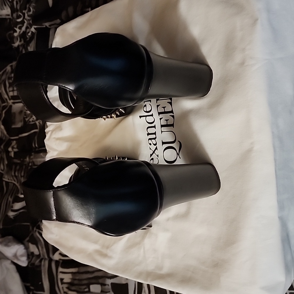 Alexander McQueen size 10 women's shoe( runs small) fit size 9/9.5 - Picture 4 of 7